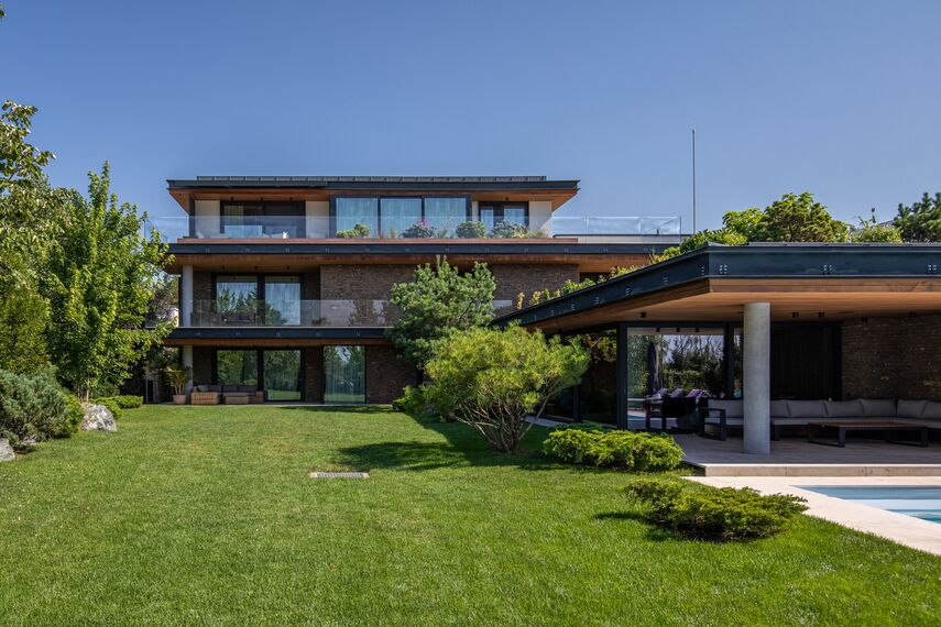 CW 50-SC Façades and MasterLine 8 HI+ Windows - M House located in Voluntari, Romania