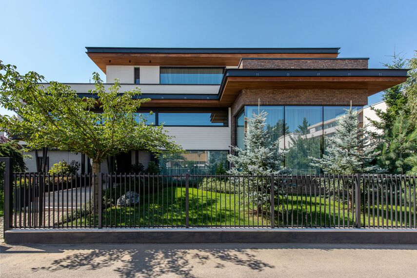 CW 50-SC Façades and MasterLine 8 HI+ Windows - M House located in Voluntari, Romania