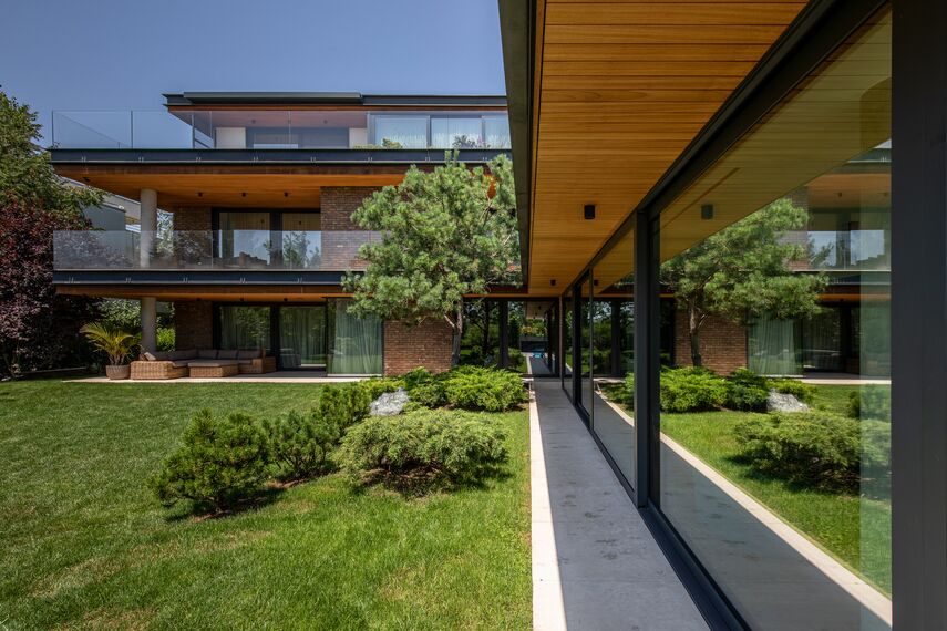 CW 50-SC Façades and MasterLine 8 HI+ Windows - M House located in Voluntari, Romania