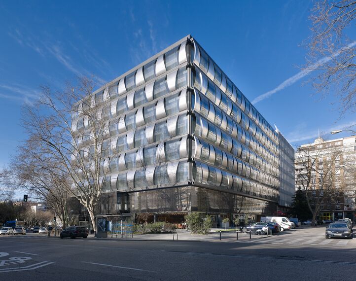 ConceptWall 50 Façades and ConceptSystem 68 Doors - Blue building located in Madrid, Spain