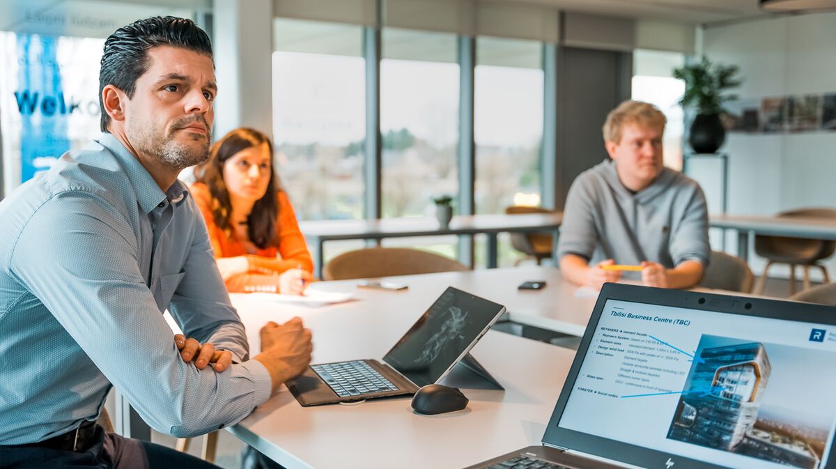 Ein Experte von Reynaers Aluminium nimmt an einem Projekttreffen auf dem Reynaers Campus teil.