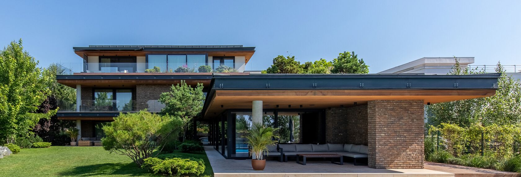 CW 50-SC Façades and MasterLine 8 HI+ Windows - M House located in Voluntari, Romania