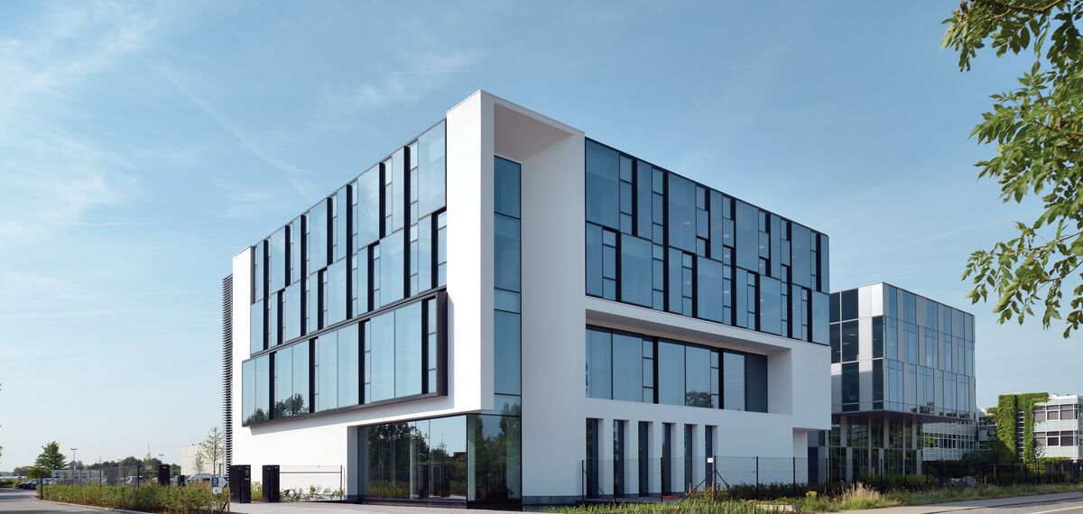 HiFinity Sliding & Folding, BriseSoleil 100 Solar Shading, MasterLine 8 Windows, CW 60-SC Façades, CW 86 Standard Façades and CW 86-EF Façades - Office building Reynaers Campus: Experience Centre located in Duffel, Belgium