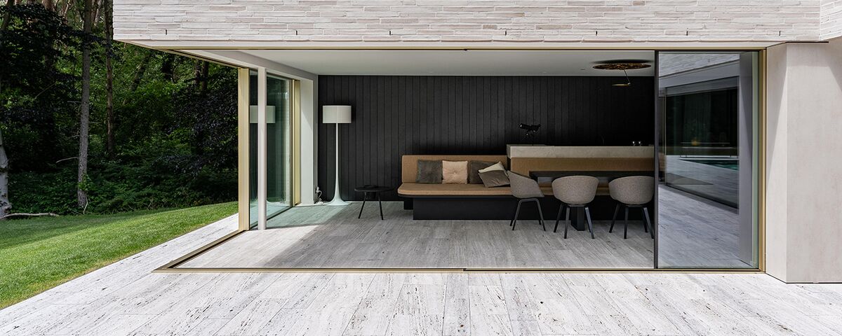 Janela de correr HiFinity com solução de canto aberto, apresentado numa casa privada belga contemporânea.