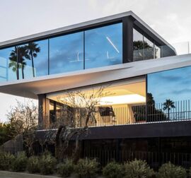 Modern house with large Reynaers Aluminium windows and sleek, minimalist design.
